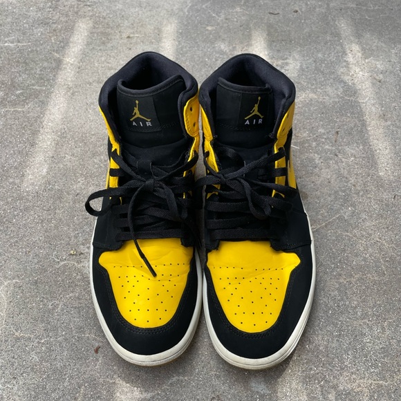 Yellow Jordan 1’s - Picture 2 of 3